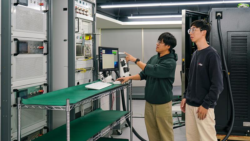 崑山科大師資具備豐富產業實務與教學經驗，無論來自高職或一般高中，學生皆能在校內同步累積專業技能與學理基礎。