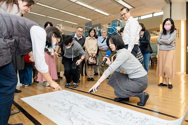 國家圖書館特藏文獻組主任張嘉彬及助理編輯邱子育（右前）專程為與會者進行展場導覽。