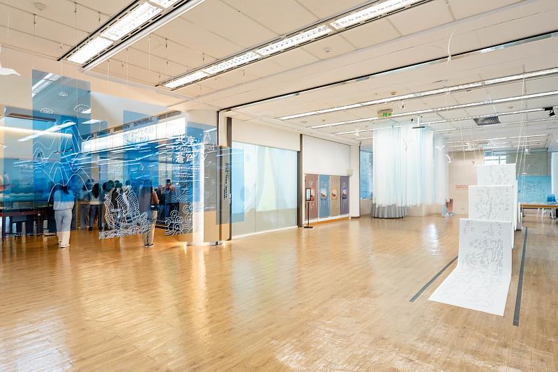 「共享蒼穹」中文古籍展展場佈置一隅。