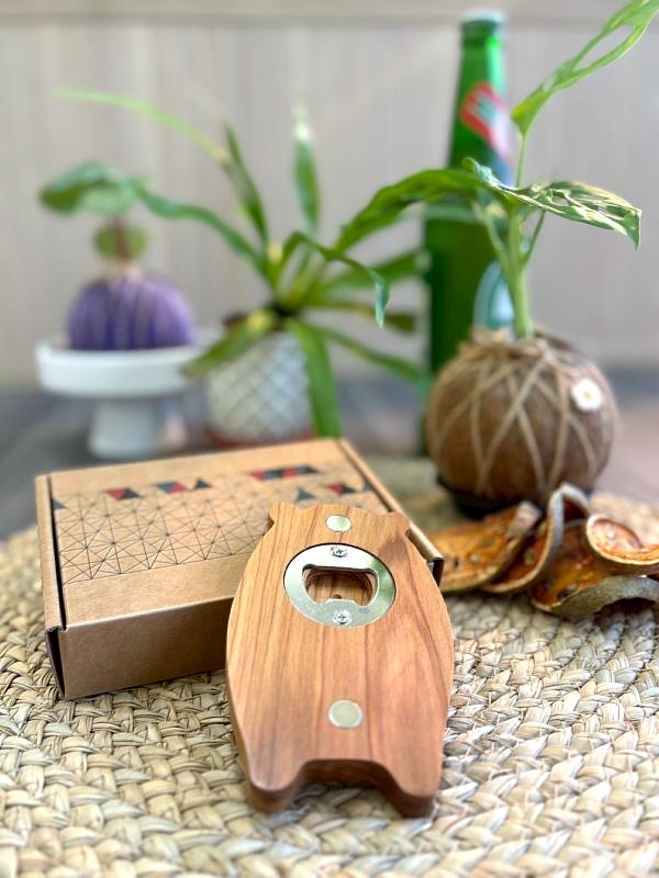 「好搭啦山豬開瓶器」具實用性與部落文化趣味。