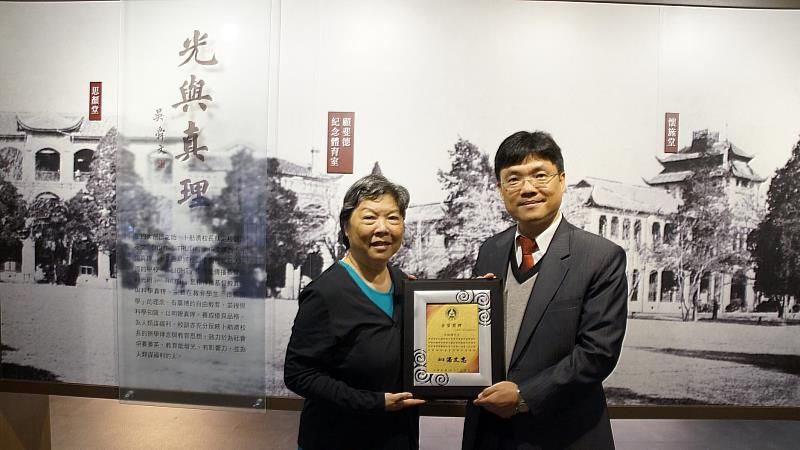 長年捐款支持聖約翰科大的沈祖海之女Shen-Chow董事長（左）曾於2015年榮獲教育部頒贈「捐資興學金質獎牌」，由時任校長的艾和昌教授（右）代為轉贈。