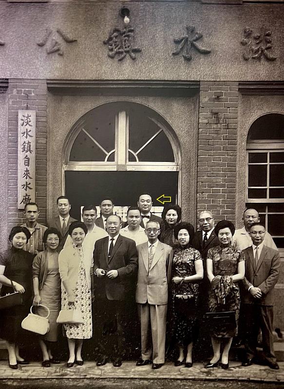 沈祖海校友（後排右4）長年投入教育事業，於聖約翰科大前身新埔工專創校初期擔任第6至第11屆董事，不僅全力支持校務發展，亦義務參與校園與校舍規劃。