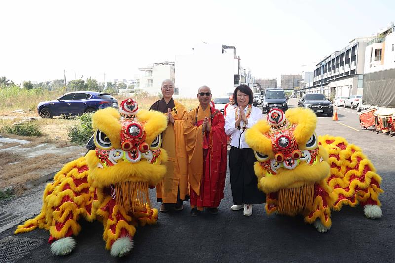 4、在祥獅舞動、法樂悠揚的喜悅聲中，主法大康法師遞贈舞獅紅包，祝願道場圓滿吉祥。（靈鷲山佛教教團提供）