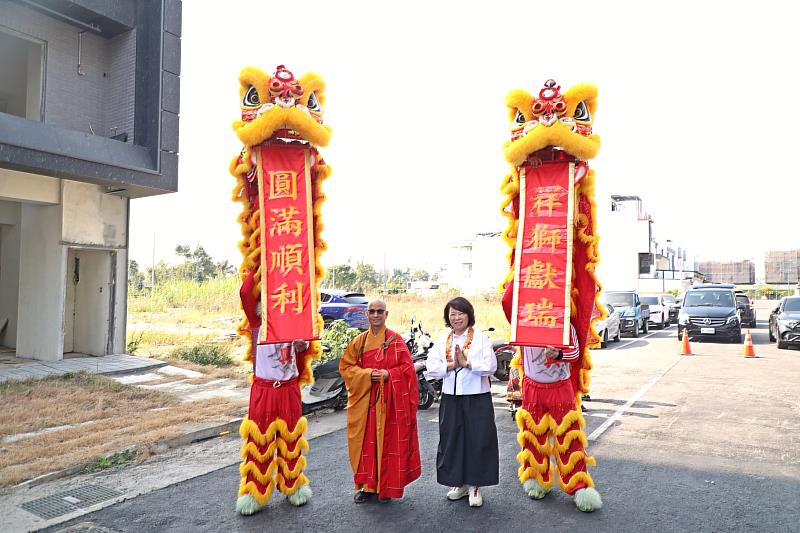 祥獅獻瑞。