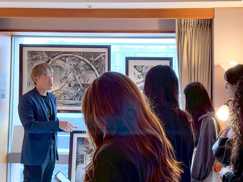 典藏ARTouch於展期採訪鶯歌光點藝術總監陳柏誠,聚焦本屆展出亮點與藝術家作品特色,呈現鶯歌光點在展會平台上的策展能量與推廣成果。