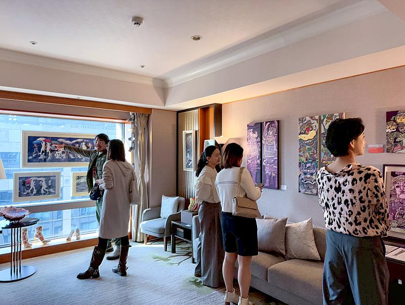 ONE ART Taipei 2026展期,鶯歌光點美學館展間迎來多組貴賓與藏家蒞臨交流,觀眾在作品前駐足討論,展間氣氛熱絡。