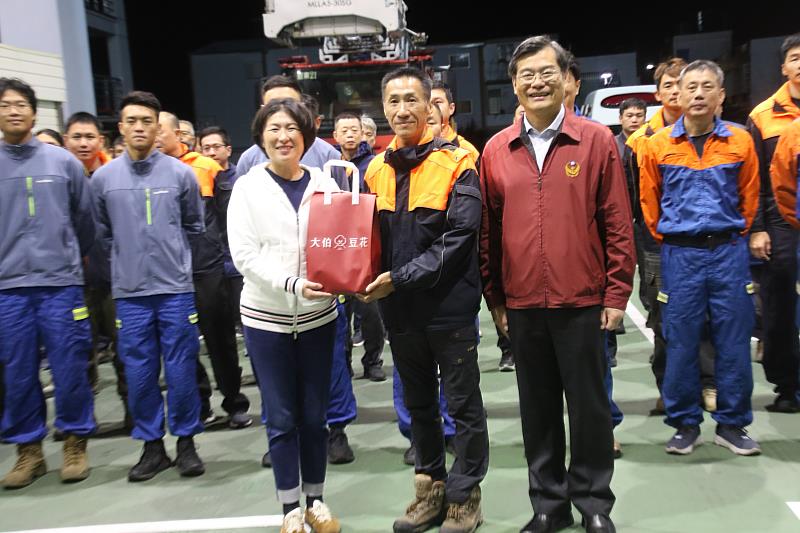 饒慶鈴於119消防節前夕慰問消防同仁辛勞。