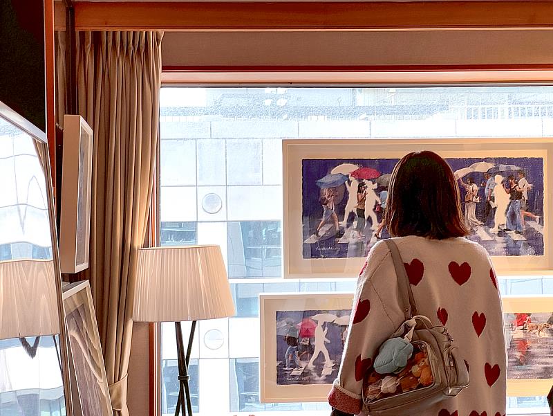 展間一隅，觀眾在自然光下靜靜凝視作品，短暫的停留成為展會中最珍貴的片刻，也呼應鶯歌光點長期推動的深度觀展體驗。