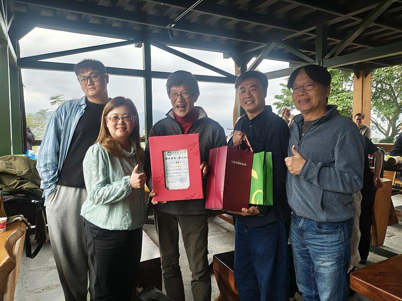 東華大學民族語言與傳播學系同仁親臨祝賀。（左1：系辦助理Siyu Harumi，左2：李佩容系主任，中：虞戡平導演，右1：董克景副教授，右2：楊鈞凱助理教授）