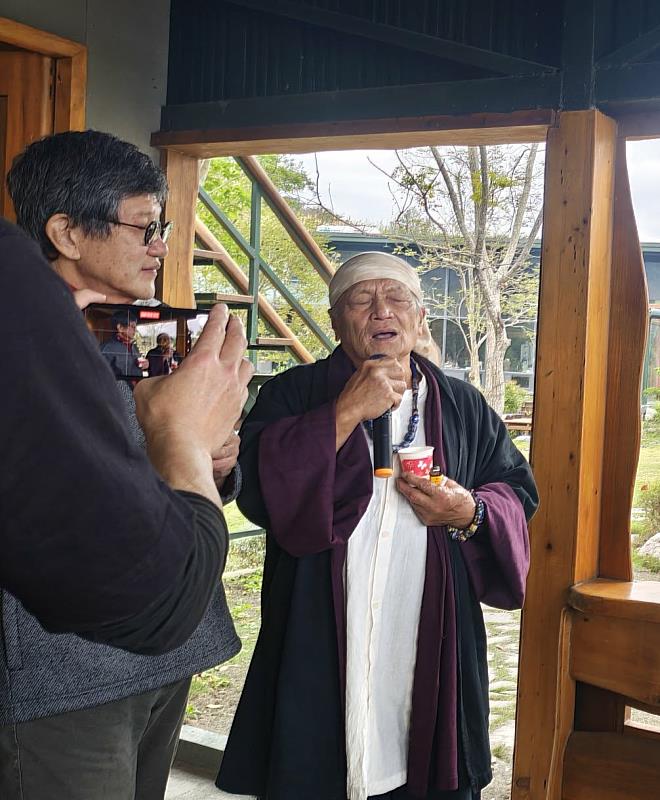 卑南族臺東初鹿部落領袖馬來盛耆老現場祝禱。