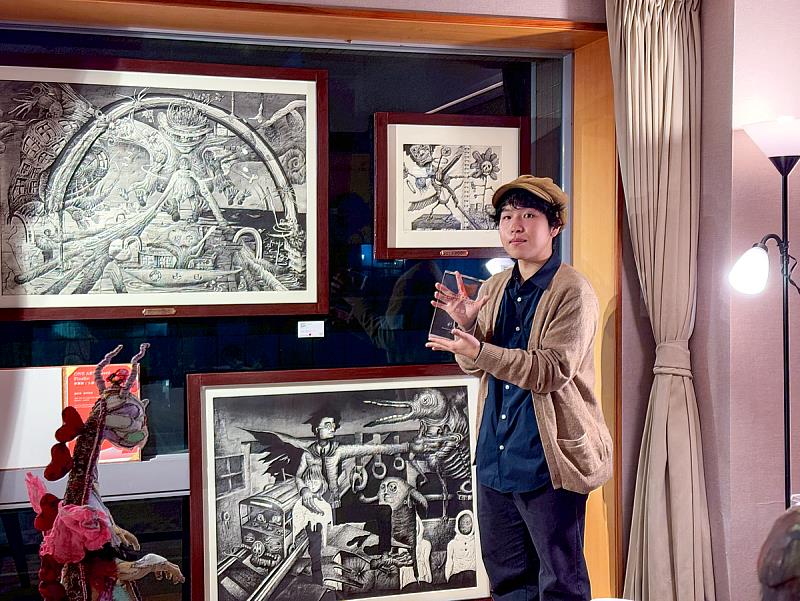 新賞獎（ONE ART Award）優選獎得主朝井颯志於鶯歌光點展間與得獎作品《彩虹門 Rainbow Gate》合影，作品以神話寓言的視角回望文明與自然的張力，成為本屆展出焦點之一。