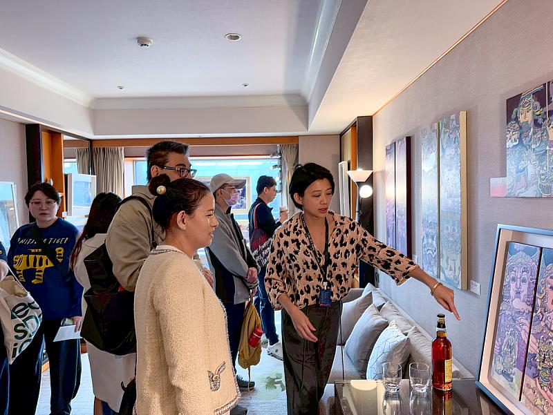 藝術家陳盈如於展間進行導覽解說，與觀眾分享作品脈絡與創作細節，讓收藏與欣賞回到「看見與理解」的現場。