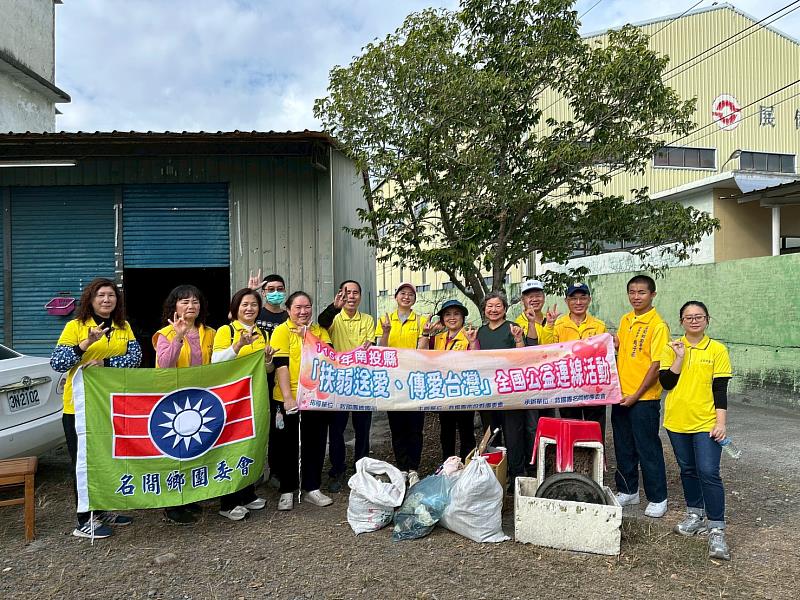 名間鄉團委會關懷獨居老人活動大合照。