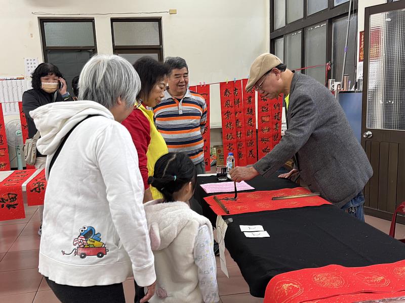 工商青年社會服務隊辦理新春揮毫活動。