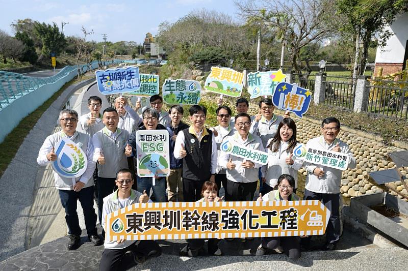 蔡昇甫署長與新竹管理處同仁於東興圳合影（1）。