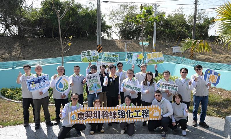 蔡昇甫署長與新竹管理處同仁於東興圳合影（2）。