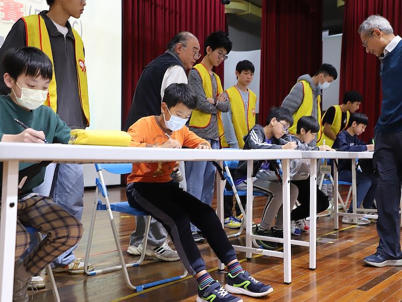 楊瑞智教授主持同分賽、學生現場PK。