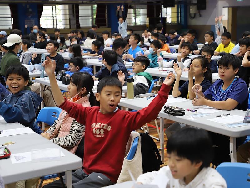 比賽現場學生聽到正確答案的反應。