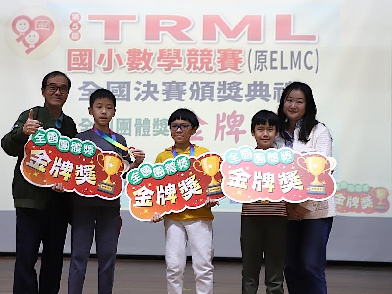 何焱銘董事長與團體賽金牌獎陳祉全、黃奐博、何兆霖3位同學。