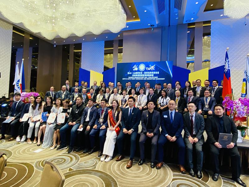 菲律賓臺商總會第45、46屆總會長暨監事長交接典禮合影。