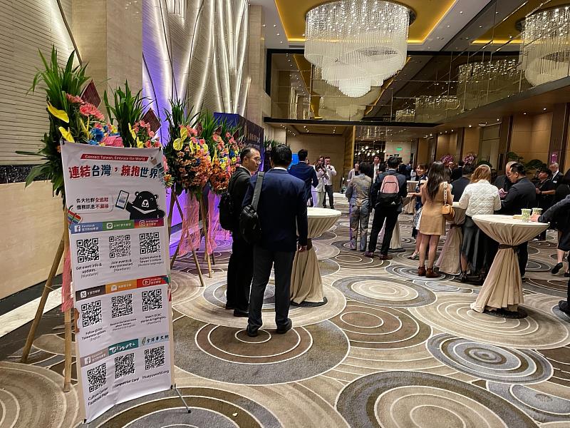 交接典禮開始前舉行「Taiwan Link」啟動儀式，現場同步設置i僑卡宣傳展示。