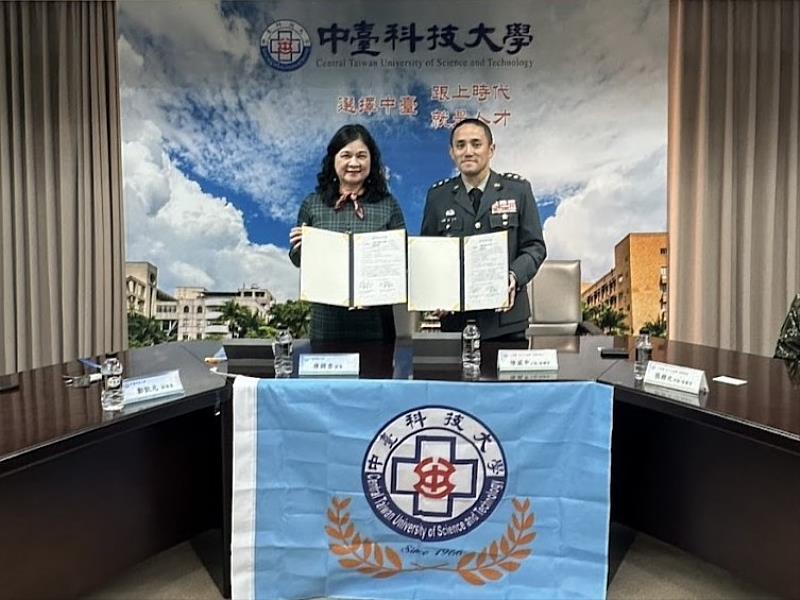 中臺科大陳錦杏校長與國軍五二工兵群指揮官陳威中上校共同展示簽署完成之合作協議。