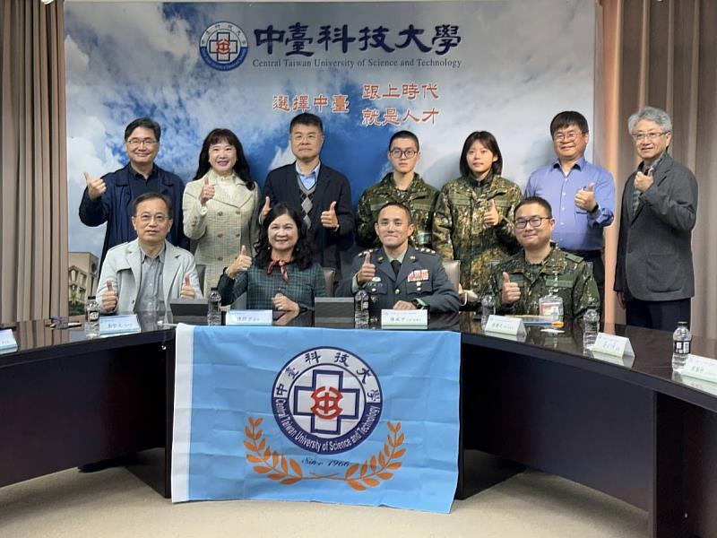 中臺科大與中臺科技大學與國軍十軍團五二工兵群光隆營區簽署「環境與安全衛生工程科二專進修部在職專班」合影。
