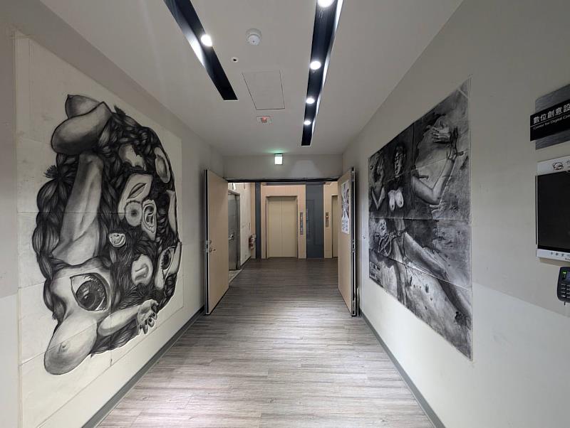 世新數媒系學生於校內走廊空間，展示設計基礎課程作品。（世新大學提供）