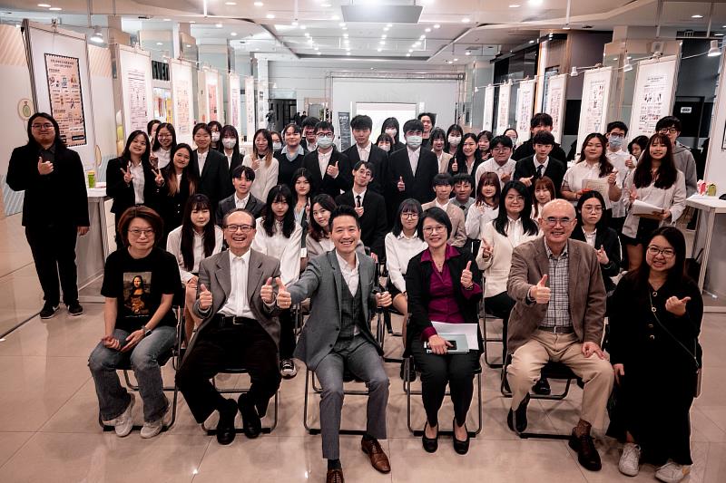 總統府副秘書長何志偉（中）受邀參與世新大學行政管理學系首屆「智匯群策」學生發表大賞系列活動。（世新大學提供）