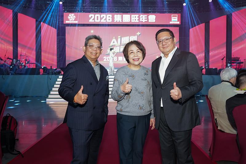 中保科技集團董事長林建涵（左）、國產建材集團董事長徐蘭英（中）與集團副總裁林明昇（右）。