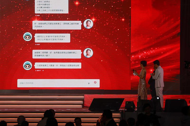 董事長林建涵現場展演「my omni」，透過即席提問展示其功能。