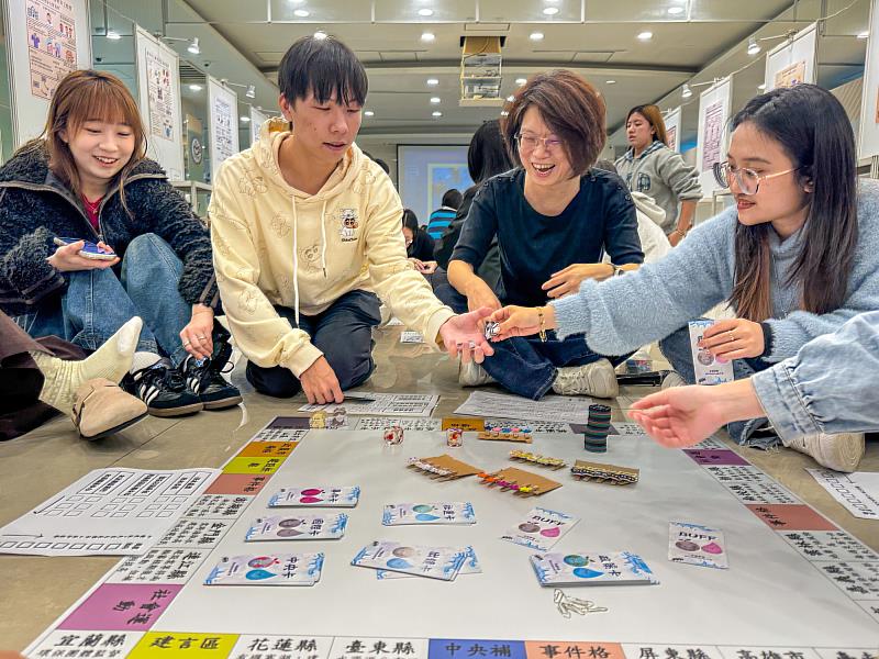 世新行管系副教授李有容開發「水權爭霸」桌遊，結合水資源管理等策略性決策。（世新大學提供）