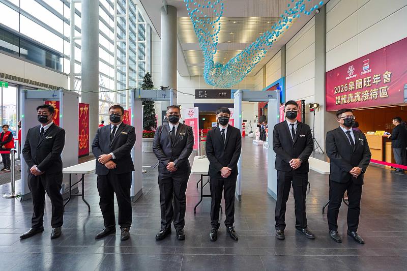 活動入口設置高規格安檢站,配置金屬安檢門與專業維安人員,凸顯大型活動在公共安全風險升高的背景下,「維安納入流程」正成為新常態。