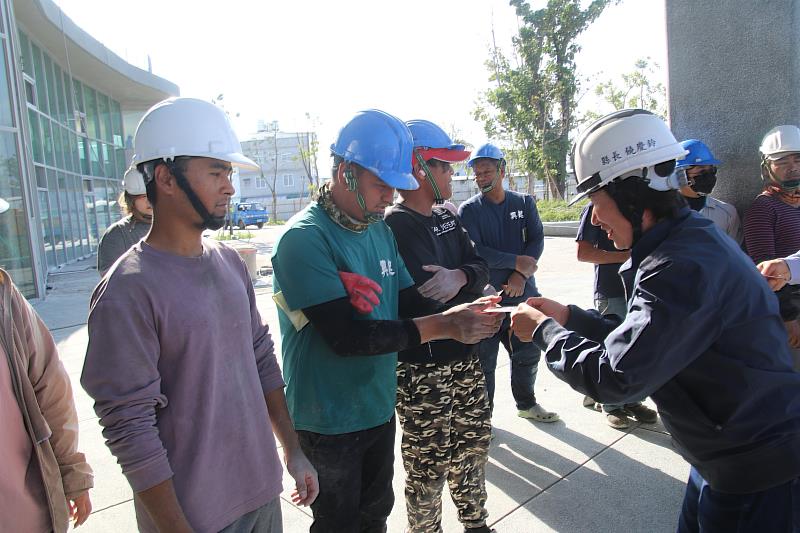 視察臺東舊站特區重點工程 饒慶鈴發新春紅包感謝第一線工程人員