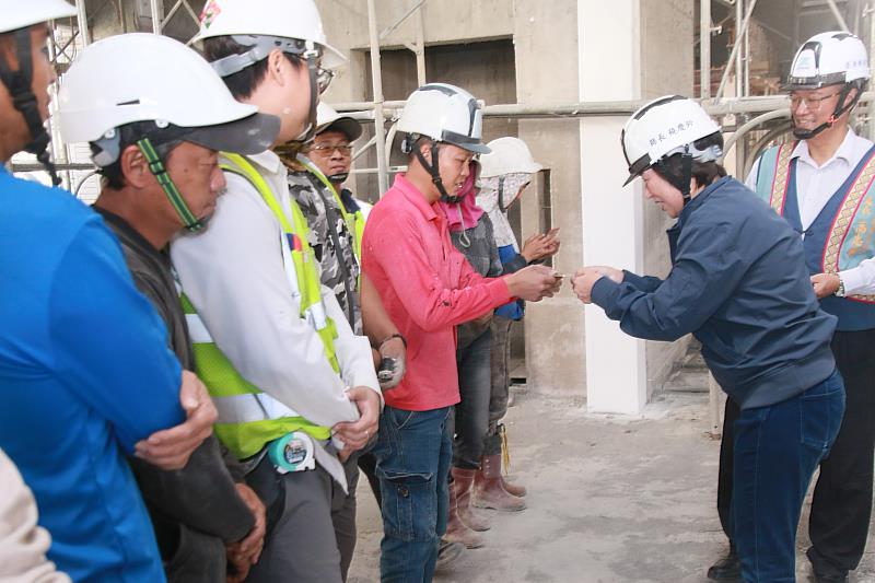 視察臺東舊站特區重點工程 饒慶鈴發新春紅包感謝第一線工程人員