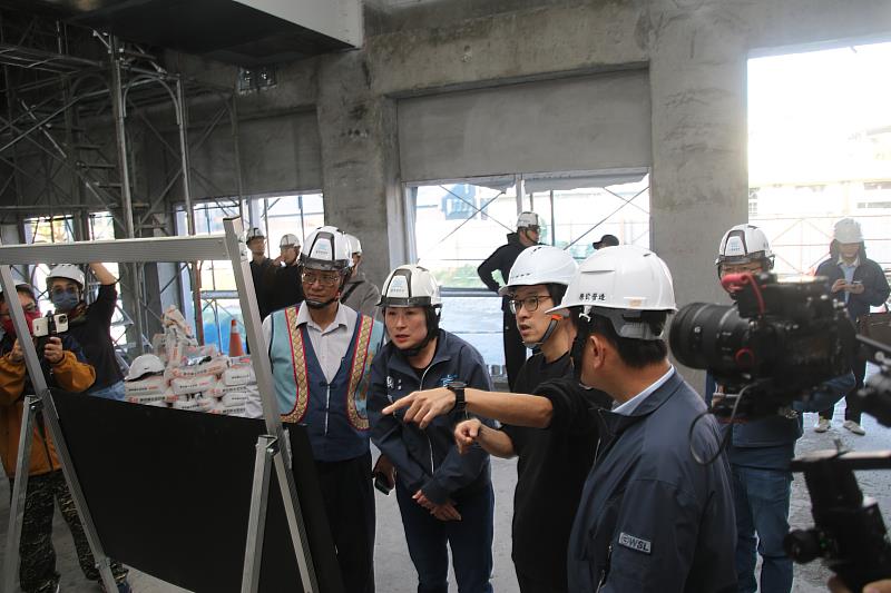 視察臺東舊站特區重點工程 饒慶鈴發新春紅包感謝第一線工程人員
