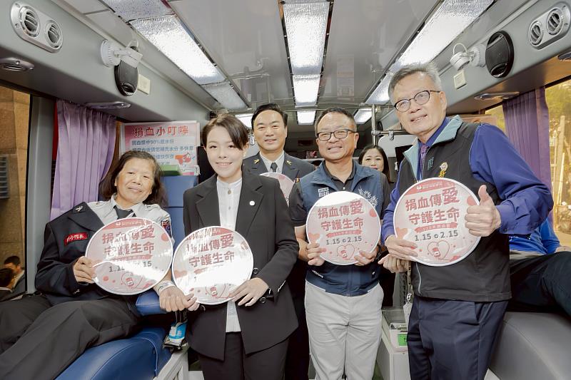 高虹安市長巡視捐血車並感謝捐血民眾