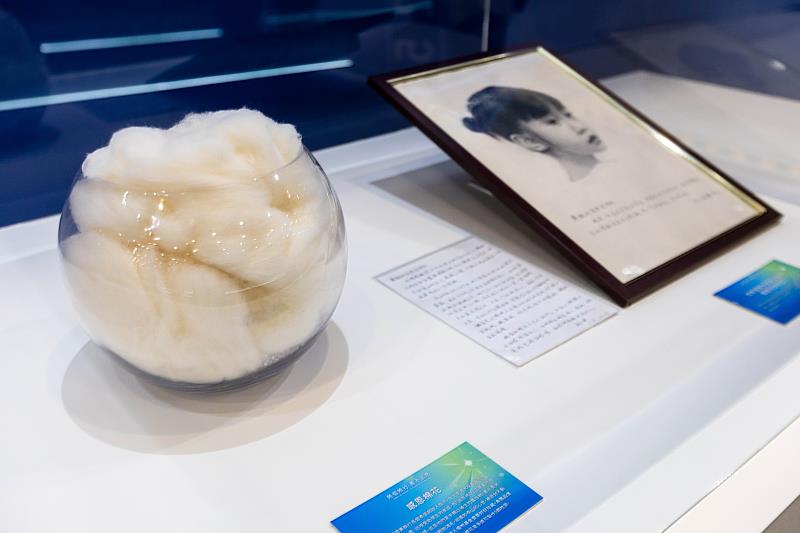 「所信所行‧善不止息─長榮集團創辦人張榮發總裁辭世十周年紀念特展」中展出2014年,基金會執行長鍾德美奉張榮發創辦人的指示,在北京清大老師的陪同下,穿越九百多公里親自到助學生尚學森同學家裡訪視;因尚同學家境清寒,他的父母只能送他們家裡賴以維生的農作物—棉花。原先獲贈的棉花足以做五顆枕頭。尚同學的父母說,這是要送給遠在臺灣的貴人。這份禮物輕如鴻毛,但心意卻重如泰山,所以執行長原封不動地帶回臺灣,張榮發創辦人指示基金會要珍藏,所以一直收藏到現在。