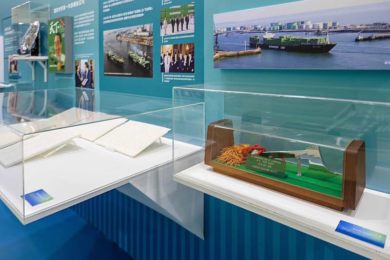 「所信所行‧善不止息─長榮集團創辦人張榮發總裁辭世十周年紀念特展」中,也展出極具紀念意義的張榮發總裁多篇手稿,以及總裁夫人張林金枝女士參加長巨輪命名儀式的擲瓶斧。