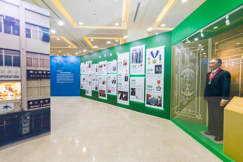 「所信所行‧善不止息─長榮集團創辦人張榮發總裁辭世十周年紀念特展」首度對外公開張總裁生前委由已故知名蠟像大師林健成精心製作的等身比例蠟像,還原呈現張總裁於2006年獲頒「大英帝國司令勳章」的神情與風采,栩栩如生。