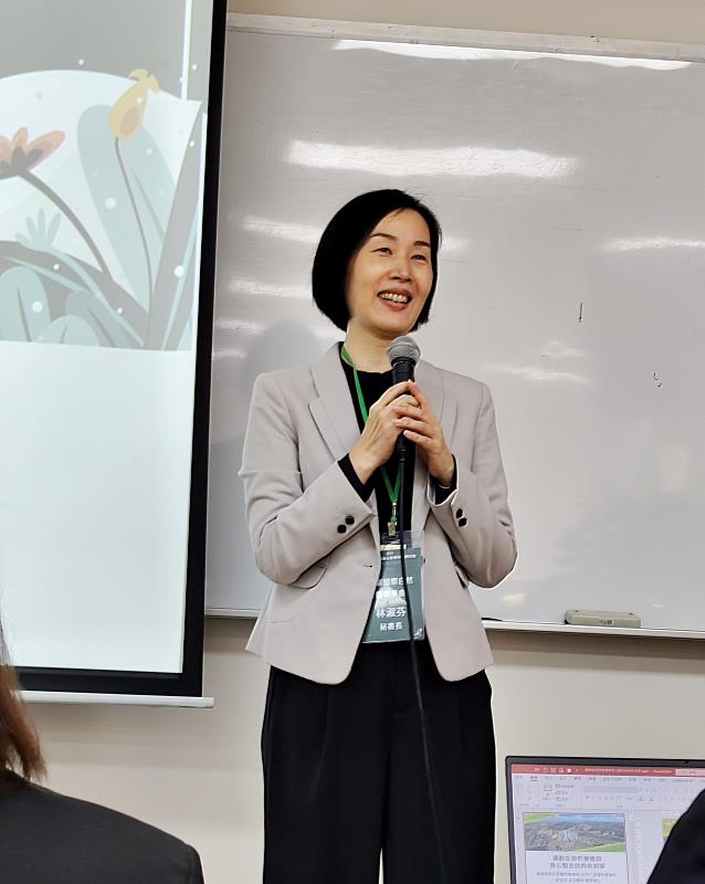 南華大學承辦「2025自然療癒與身心整合學術研討會」，中華國際自然醫學學會林淑芬秘書長致詞。