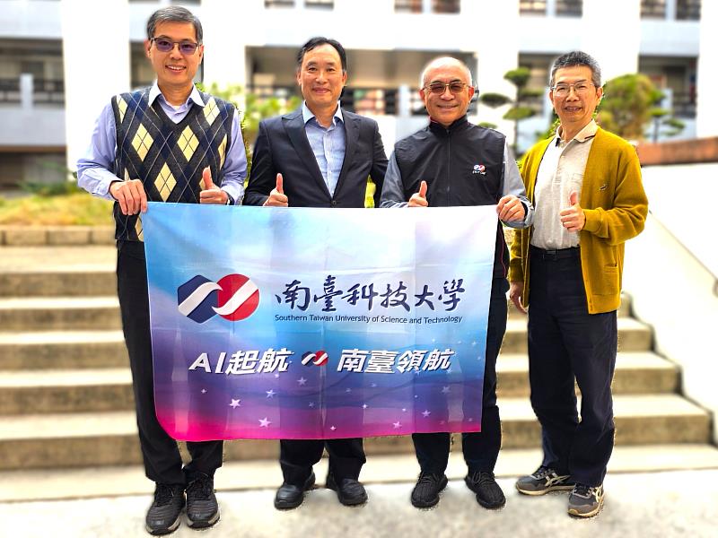 南臺科技大學校長黃能富偕同行政副校長張鴻德、學術副校長王振乾與主秘張儀興，共同高舉「AI起航 南臺領航」願景旗幟。南臺科大堅定落實「實作型AI科技大學」定位，透過厚實的產學實作能量與跨域整合力，成功在2026年重返《Cheers》雜誌「企業最愛大學生」全國私立科大第1名巔峰。這面旗幟不僅代表南臺的轉型成果，更象徵帶領學子接軌未來產業的決心。
