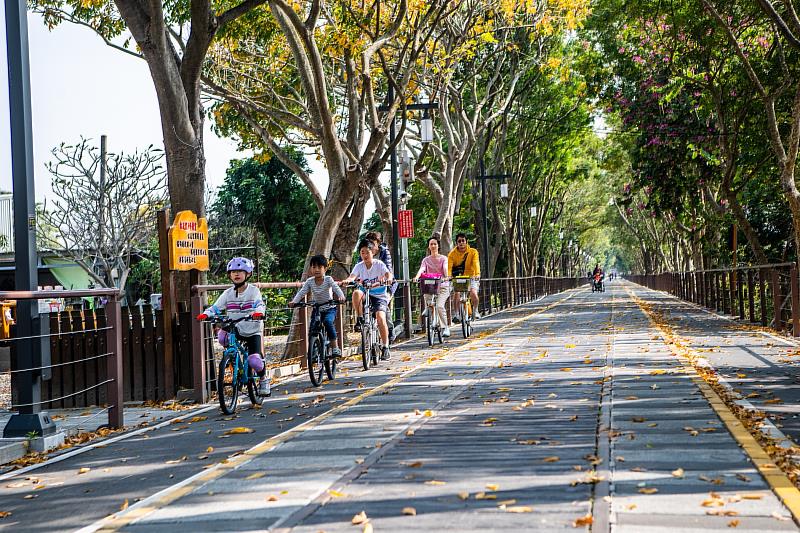 嘉油鐵馬道串連城鄉，為城市增添新亮點。