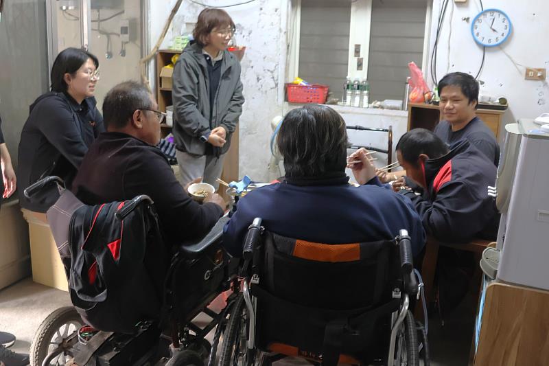 有伊甸的陪伴，行動不便的潘氏三兄妹難得一起享用美食，感受久違的熱鬧。