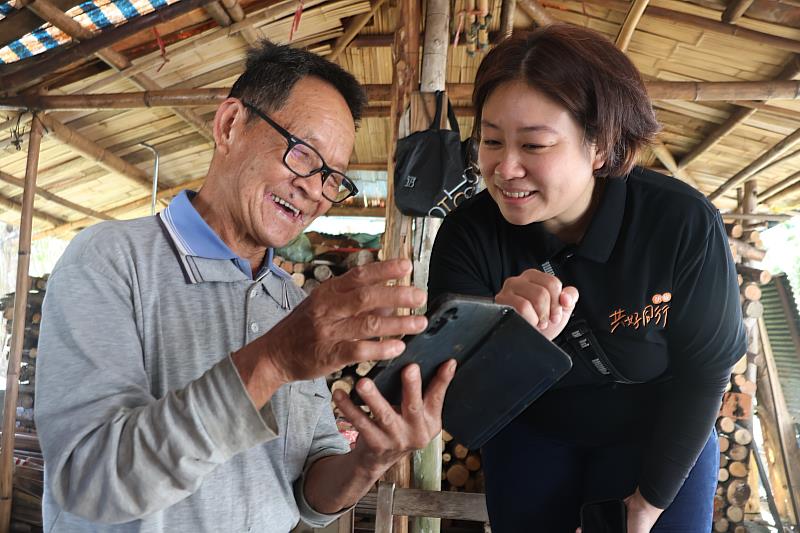 除了關懷陪伴，伊甸夥伴貼心協助黃阿公使用手機功能以保持對外聯繫。