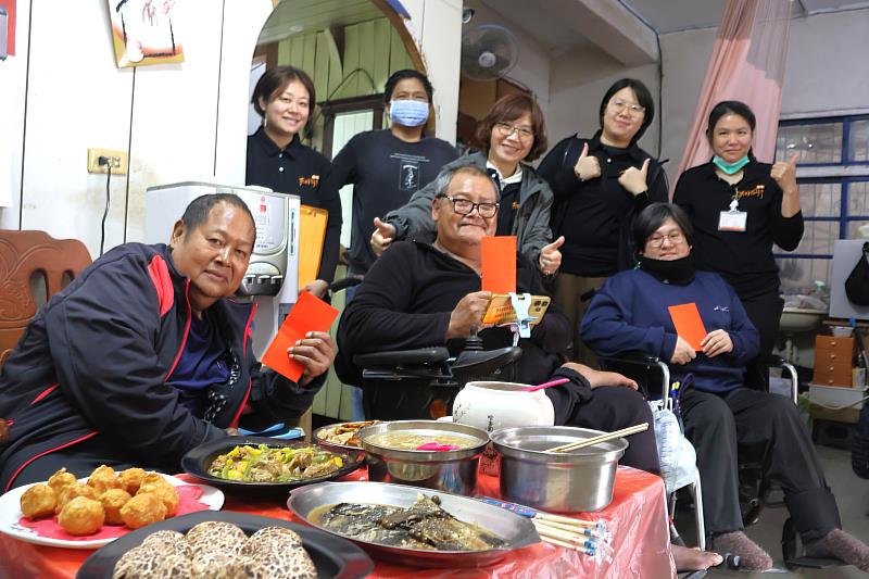 伊甸「愛‧圍爐」陪伴弱勢、失能家庭吃飽吃暖，也發送紅包添喜氣。