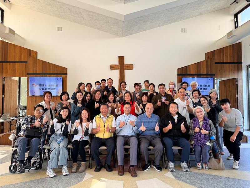 台灣兒童少年希望協會人員蒞校分享第一線實務經驗，讓教職員生更具體認識弱勢兒少的真實處境與陪伴工作的價值。