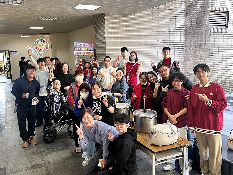 義賣攤位在教職員、教友與團契同學齊心合作下,順利圓滿落幕,現場充滿溫暖與愛心的交流。