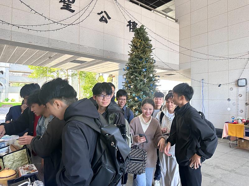 同學們熱情參與義賣活動,紛紛選購支持義賣。