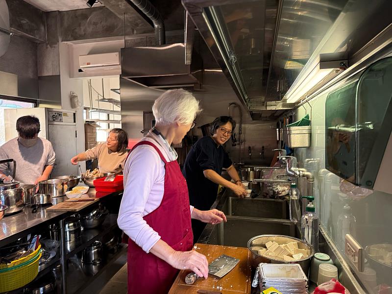 降臨堂教友協助預備義賣攤位的熱食，大家分工投入、彼此支援，使整體活動順利進行。